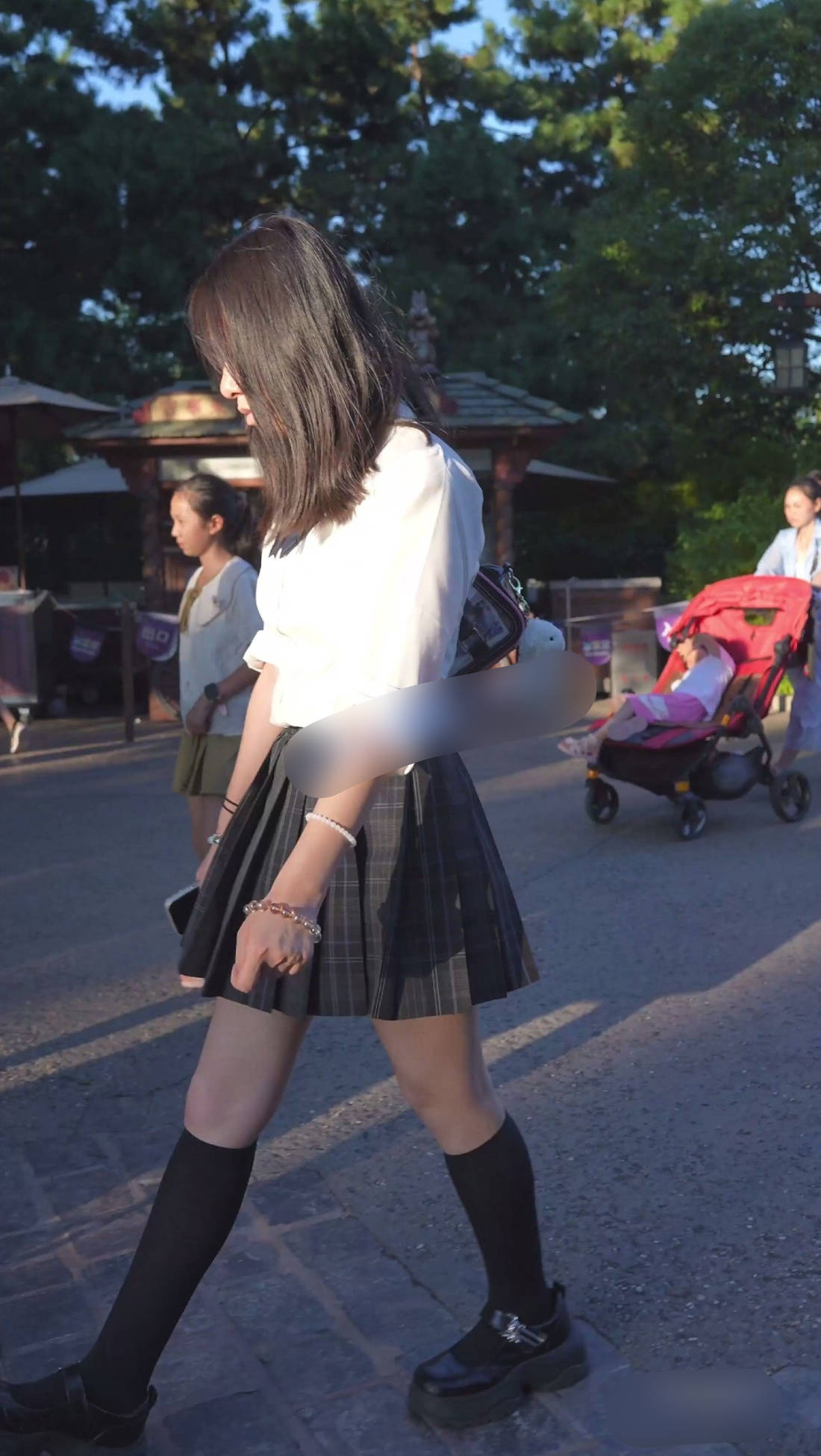 (BC-AA-704)两位制服jk小姐姐..裙子被风吹起..花内弯腰CD