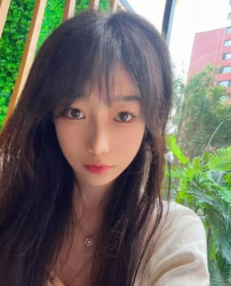 全裸戴项圈被掐着下巴强制深喉，含到底边舔边喘，真实对白“明天又是新的一天”直接拉满反差。后入时双手死死抓着臀肉狂操多毛穴