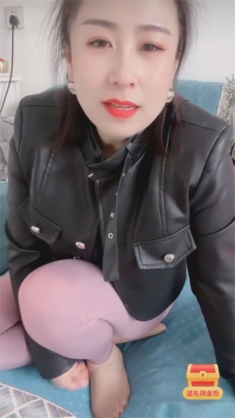 ❣️推荐❣️快手极品熟女【记录生活】好身材大长腿,足交圣体,大尺度掰逼诱惑,喜欢对着妈妈逼打飞机的狂喜