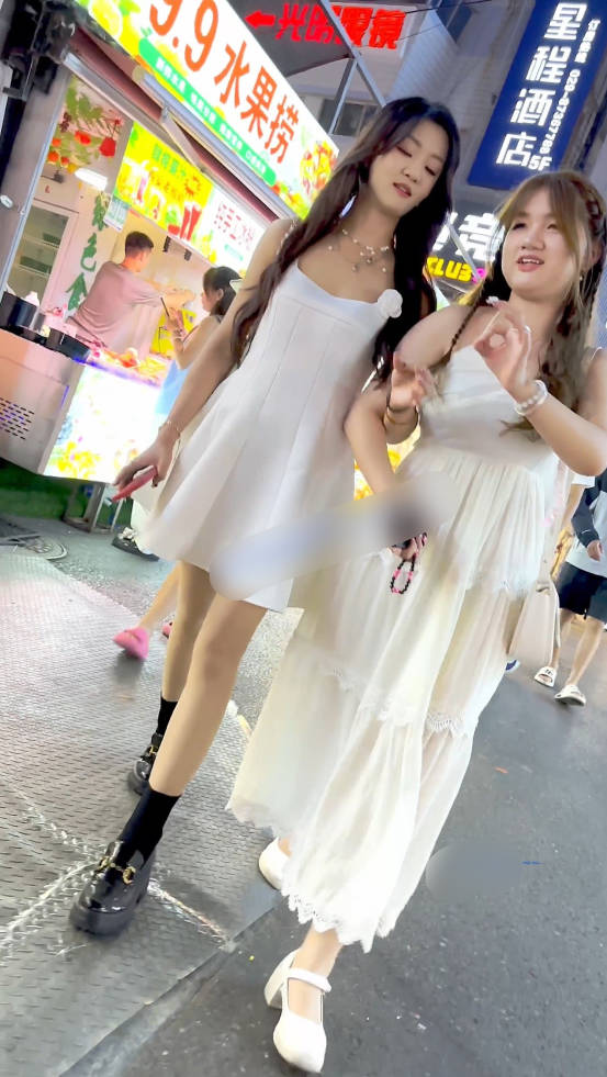 【KFC】长裙学生妹和闺蜜逛夜市·肉色丝袜白色内内前后CD