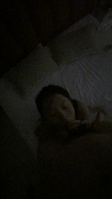 ⚫️【原相机泄密】无毛小姐姐露脸SM性爱，粉色亮面胶带裹胸跪着又舔又吸，手握着撸的同时被黑鞭抽打，原档无水印(7V)