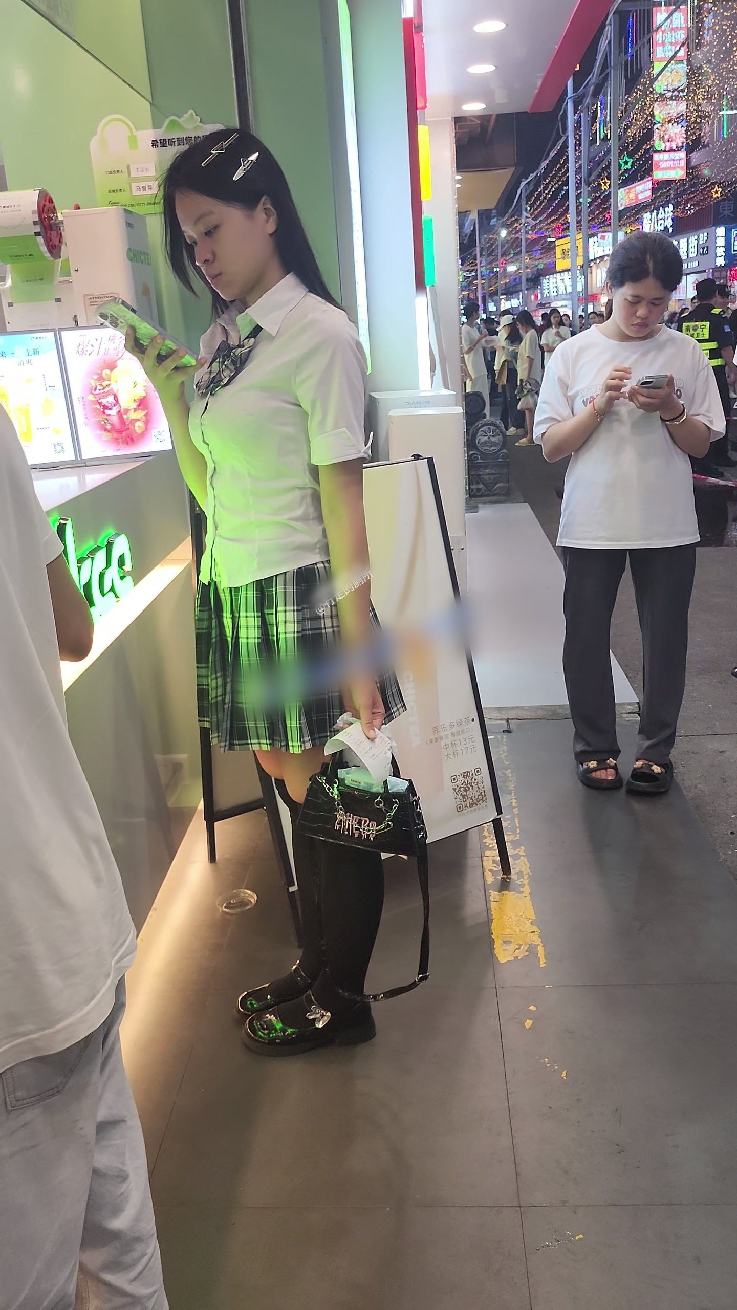 ✅【街拍抄底】jk黑袜小妹看着清纯白内却很闷骚性感小屁屁