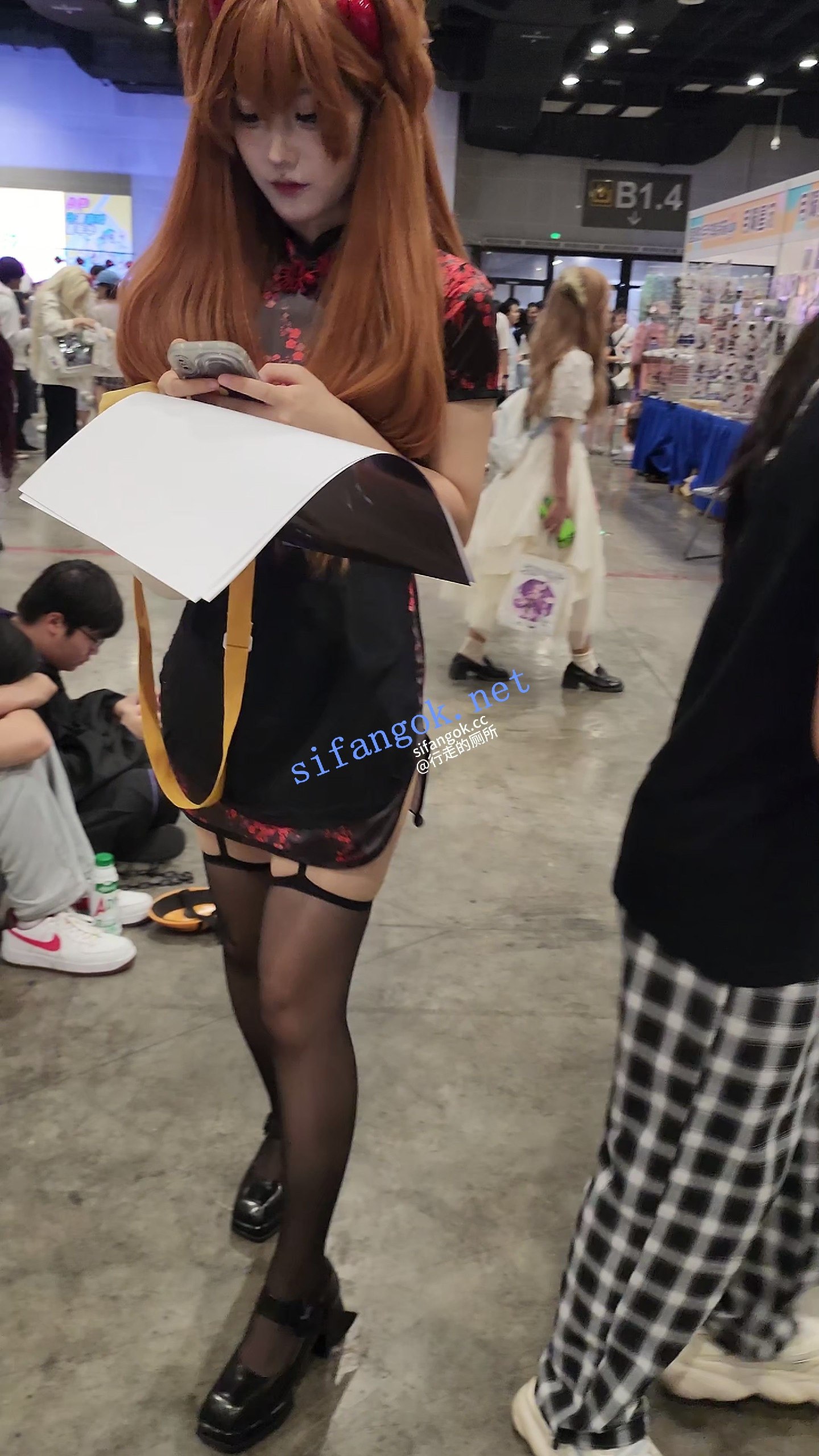 ✅【漫展抄底】丁字裤吊带袜黑丝旗袍配双马尾小姐姐