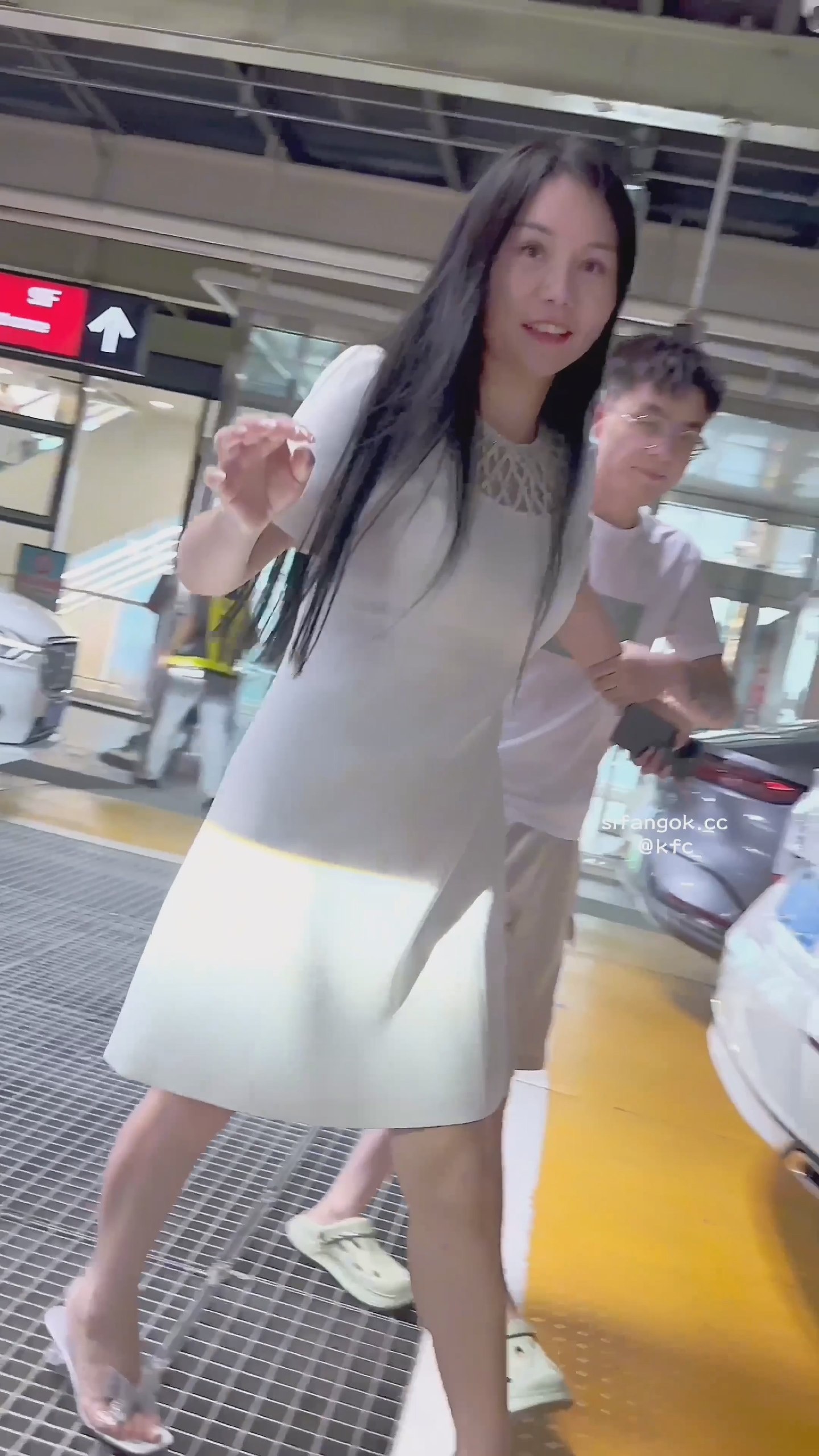 【KFC】大神尾随偷拍❤️长裙少妇和男友逛街·粉色半透内露出大量黑森林够骚
