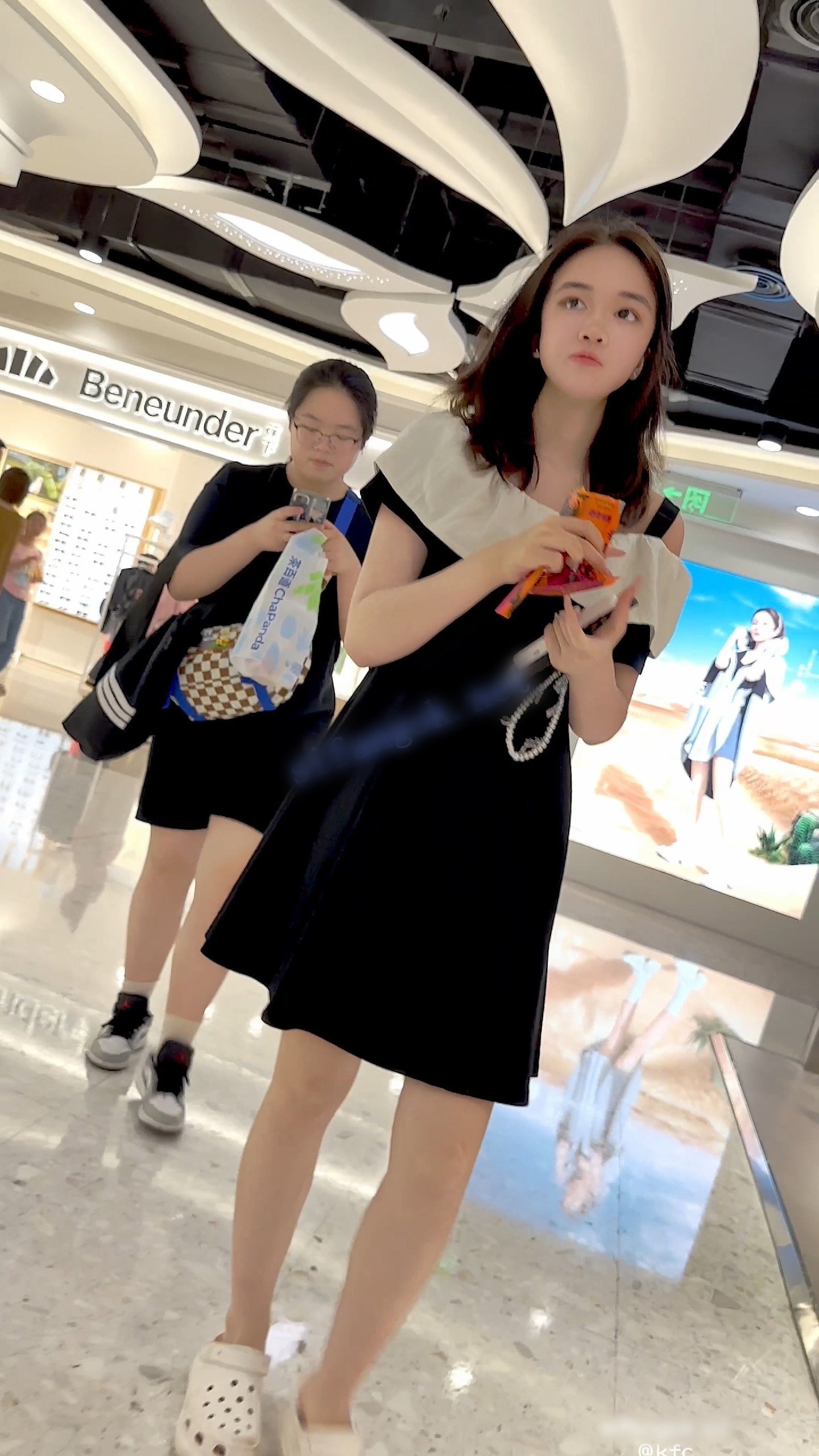 【KFC】可爱萌妹逛街吃小吃·黑色长裙内内被小屁股紧紧夹着