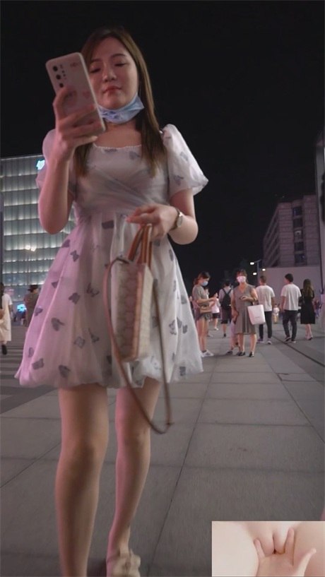 ❣️推荐❣️【商场抄底美少妇】颜值身材还行,小奶狗的最爱,玉足特写,老哥拍摄手法可以,就像当面把头伸进裙子一样1V