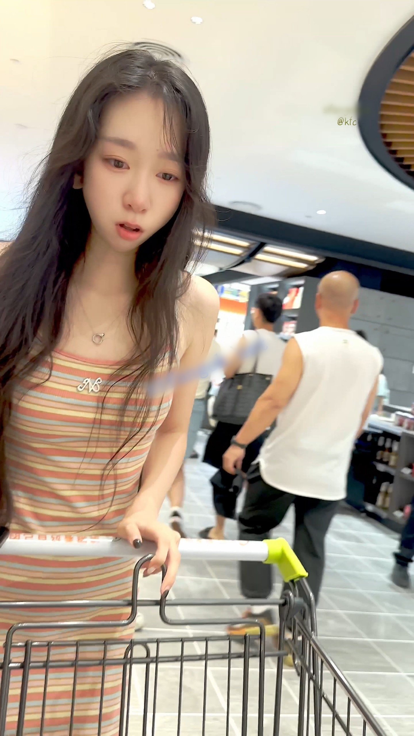 【KFC】哭哭脸学生妹独自逛街·不知道是不是吵架哭过·淡绿内