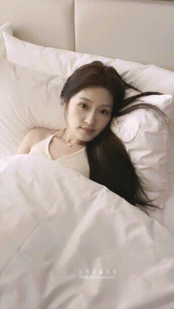 ✅“等会要被操了 幸不幸福？”“你用美颜相机拍我就告诉你”绿帽老公亲自给如花似玉小娇妻找单男操 自己观战拍摄