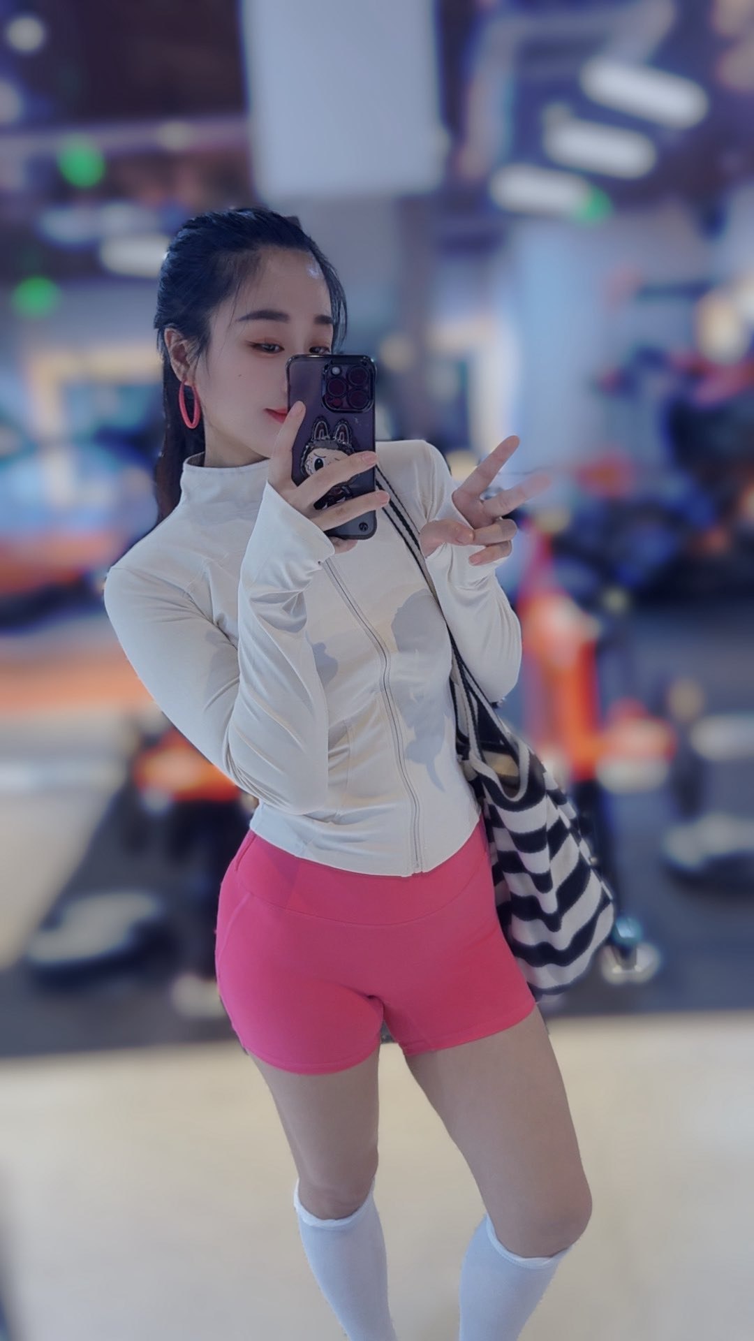 ❤️❤️义务健身达人楼凤【小璐】身材嘎嘎香，商城厕所，户外，一路操回家，床上的尤物2V
